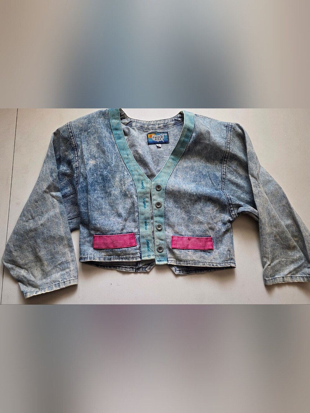 Vintage Style Women's Washed Denim Cropped Jacket with Pink Pocket Accents